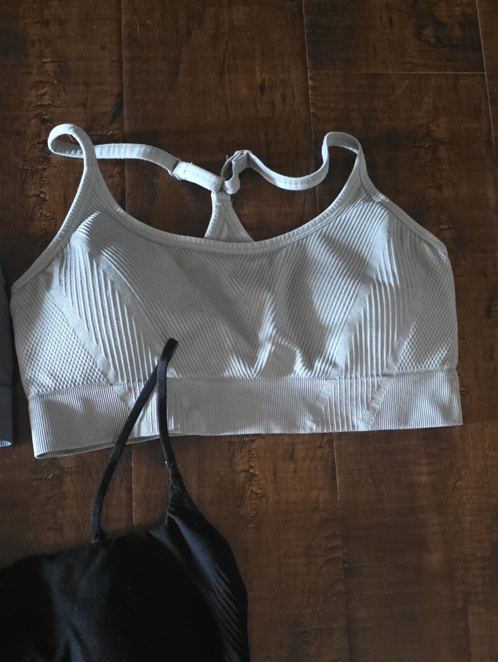 Bras - Picture 3 of 4